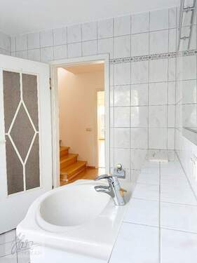 Tageslichtbad mit Blick Richtung Flurbereich - 