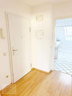 Flurbereich mit Blick Richtung Wohnungseingangstür - 