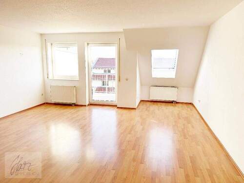 Wohnzimmer mit Blick Richtung Balkon - 3 Zimmer Etagenwohnung in Riesa