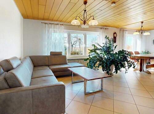 Wohnzimmer im Erdgeschoss - Mehrfamilienhaus, Wohnhaus mit 340,00 m&sup2; in Ortenberg zum Kaufen