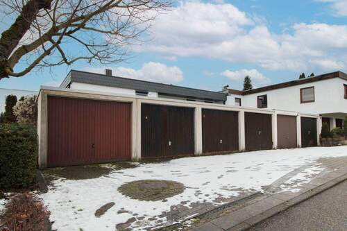Dazugehörige Garage links Aussen - 