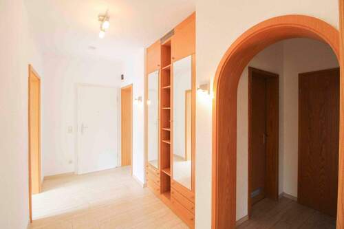 Flur EG Wohnung - 6 Zimmer Einfamilienhaus zum Kaufen in Mönsheim