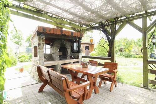 Terrasse mit Steingrill - 