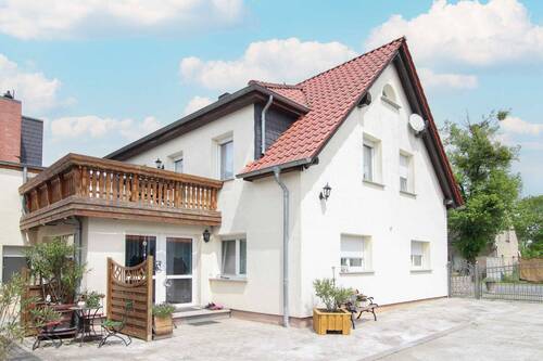 Hausansicht - Großzügiges Einfamilienhaus mit traumhaftem Garten und vielseitigen Nutzungsmöglichkeiten