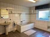 Badezimmer mit Tageslicht, Badewanne und Bidet - 