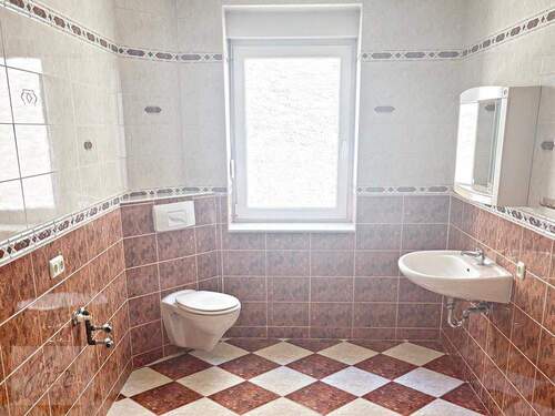 Toilettenbadezimmer mit Fenster und Waschmaschienenanschluss - 