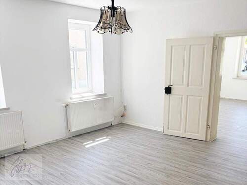 Schlafzimmer mit Blick Richtung Wohnzimmer - 