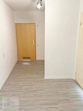 Flur Eingangsbereich mit Blick Richtung Kochnische - 