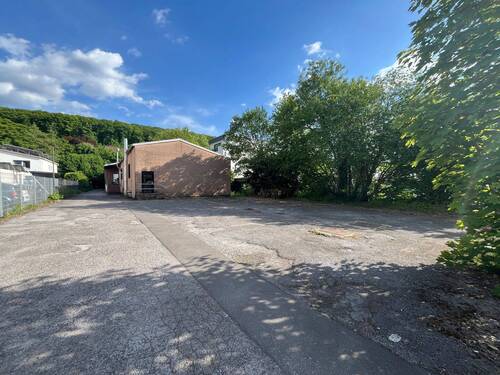 Halle mit Parkplatz - 