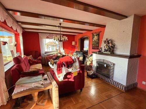 Wohnzimmer mit Wintergarten und Kamin im EG - 1 Zimmer Mehrfamilienhaus, Wohnhaus in Stetten