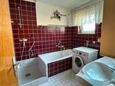 Badezimmer im Erdgeschoss - mit Badewanne und Dusche - 