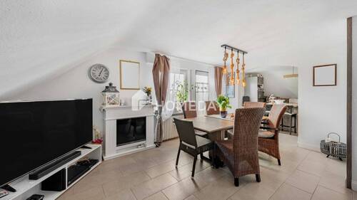 Wohnzimmer 1 - Helle 4-Zimmer-Wohnung mit Süd-Balkon, offener Küche und ca. 100 Quadratmetern Wohnfläche