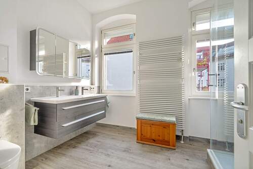 Badezimmer mit Dusche im OG - 