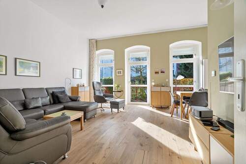 Wohn- und Essbereich - Modernes Wohnen auf zwei Ebenen - mit eigenem Garten am Bürgerpark in Niederschönhausen