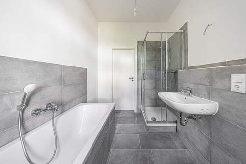 Mit Dusche und Wanne - 