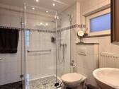 Tageslicht-Bad mit Dusche - 