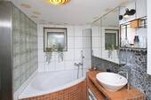 Badezimmer mit Badewanne und Dusche - 