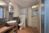 Badezimmer mit Badewanne und Dusche - 