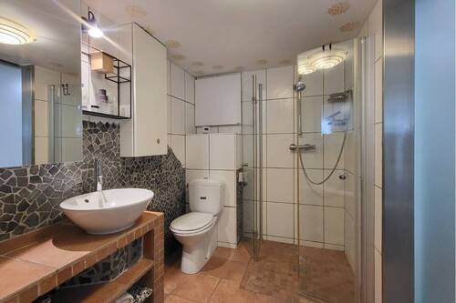 Badezimmer mit Badewanne und Dusche - 
