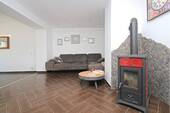 Wohnzimmer mit Blick auf den Kaminofen - Einfamilienhaus mit 135,00 m&sup2; in Ludwigshafen am Rhein zum Kaufen