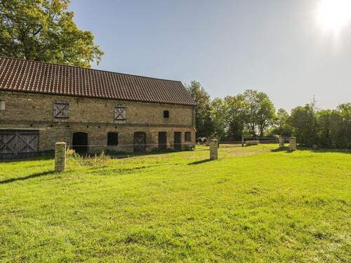 Große Scheune mit Land/Grundstück - Mehrfamilienhaus, Wohnhaus mit 283,00 m&sup2; in Nauen zum Kaufen