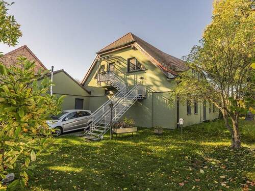 Blick auf die Treppe zum OG mit Stellplatz - 