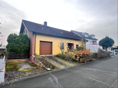 Einfahrt Garage - 6 Zimmer Einfamilienhaus zum Kaufen in Forchheim