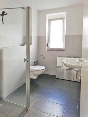 ...Bad mit bodentiefer Dusche... - 