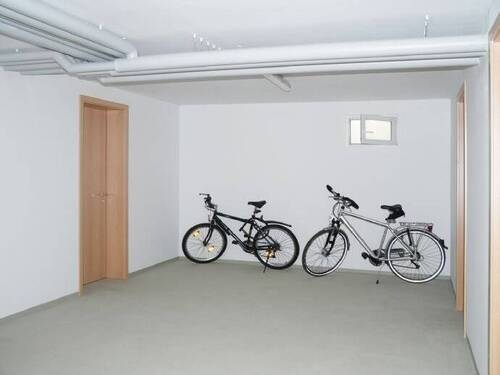 ..und der Fahrradabstellplatz. - 