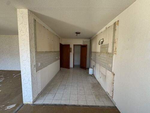 Küchenbereich mit Blick zur Abstellkammer - 