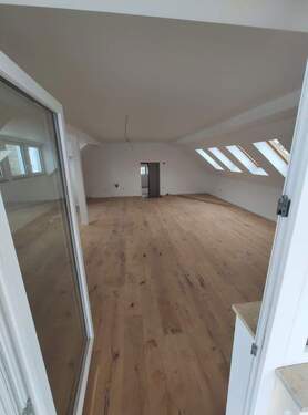 Gäste-WC - Exklusives Wohnen nach Sanierung: Helle 3-Zimmer-DG-Wohnung mit Balkon & Parkett in Schnaittach