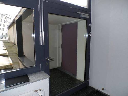 4 Hauptgebäude Flur - separater Zugang zur Halle - Halle in Köln