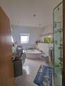 Bad mit Fenster, Dusche, WC und Wanne - 