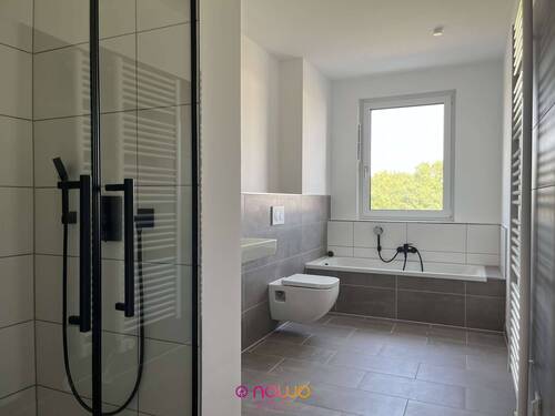 das schicke Vollbad mit Dusche und Badewanne - 