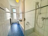 Badezimmer mit Dusche und Wanne​ - 