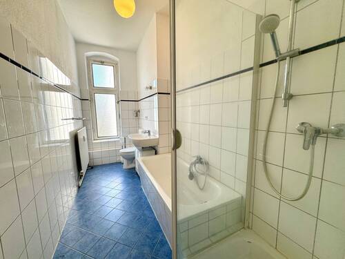 Badezimmer mit Dusche und Wanne​ - 