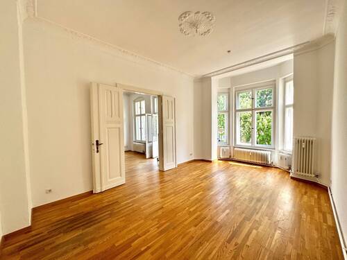 Esszimmer mit altbautypischen Doppelkastenfenstern - Etagenwohnung mit 155,90 m&sup2; in Berlin zum Kaufen