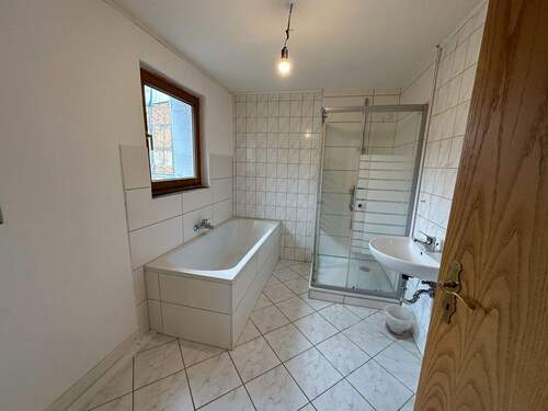 Wohnung 2 EG Bad - 