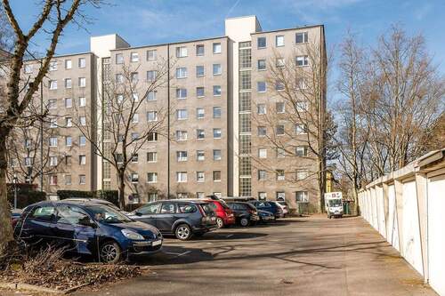 Gebäudeansicht mit Parkplatz - Etagenwohnung mit 46,50 m&sup2; in Berlin zum Kaufen