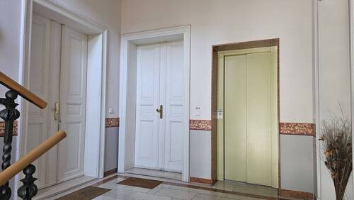 Wohnungszugang mit Aufzug - 