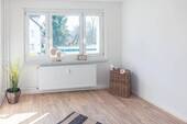 Wohnzimmer Vergleichswohnung - Lichterfüllte 2-Raum-Wohnung nahe Rosengarten