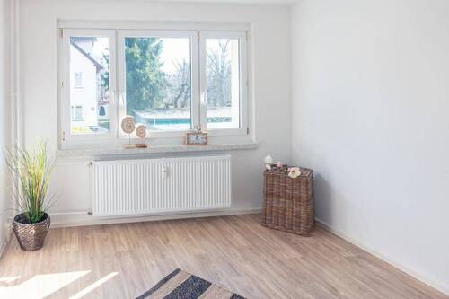 Wohnzimmer Vergleichswohnung - Lichterfüllte 2-Raum-Wohnung nahe Rosengarten