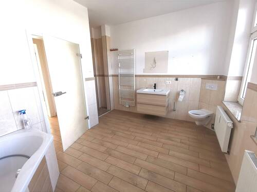 Badezimmer - Sehr großzügige 2-Zimmer-Wohnung mit großem Bad