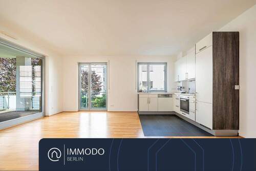 Wohnzimmer mit offener Wohnküche - ?? Hochwertiger 3 Zi Neubau im Gartenhaus mit gr. Sonnenterrasse, 2 Schlafzimmern in Berlin Mitte
