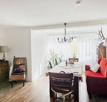 Modern wohnen statt neu bauen: 3,5-Zimmer-Eigentumswohnung mit viel Platz im Zweifamilienhaus - Kleinrinderfeld