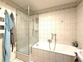 Bad mit Wanne und Dusche - 
