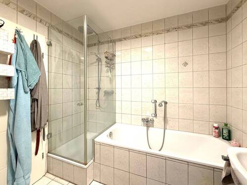 Bad mit Wanne und Dusche - 