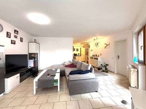 Wohnzimmer vom Wintergarten aus - Charmante Garten-Wohnung im 1. OG