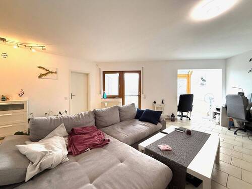 Wohnzimmer zum Wintergarten hin - 2 Zimmer Terrassenwohnung zur Miete in Langenzenn