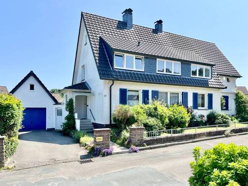 Hausansicht - 2-Familienhaus mit großem Garten in Detmold